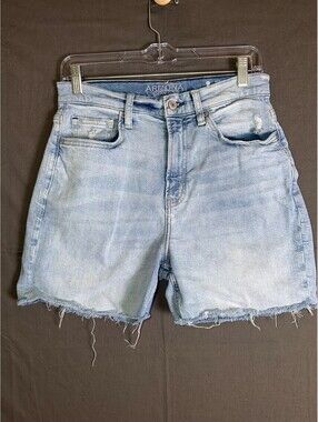 Arizona Jean Co High Rise Denim Shorts Women’s Size 9 Light Wash Distressed